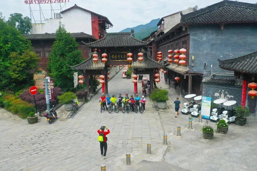 张庭方否认迪拜花两亿买房，指出网传信息为造谣，之前曾解封96套房